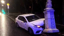 Водитель не справился с управлением и наехал на фонарь у Большого театра в Минске