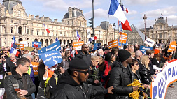 Рвут флаги НАТО и ЕС - парижане вышли на протест против поставок вооружений в Украину
