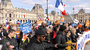 Рвут флаги НАТО и ЕС - парижане вышли на протест против поставок вооружений в Украину