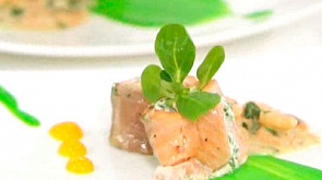 Теплый салат из утки с виноградом и грибами и роллы из лосося с соусом