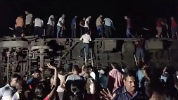 Число пострадавших при столкновении поездов в Индии возросло до 350