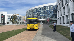 Лукашенко подарил автобус МАЗ ученикам мегашколы в Воронеже 