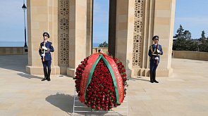 Лукашенко возложил венки к могиле Гейдара Алиева и монументу павшим героям в Баку