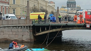 В центре Санкт-Петербурга пассажирский автобус рухнул с моста в реку Мойку