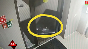 Агрессивный минчанин разбил дверь в кабине банкомата из-за того, что не смог поменять деньги