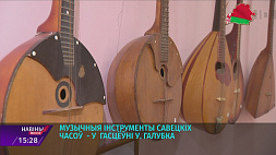 Коллекция музыкальных инструментов советских времен  в  гостиной  Владислава Голубка