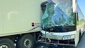 В Кузбассе столкнулись автобус и грузовик - пострадали 17 человек, в том числе дети