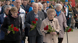 В Тростенце возложили цветы в память об узниках концлагерей