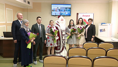 Президент Беларуси и общественные объединения поздравили мам, родивших 1 января
