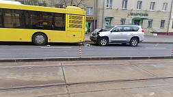 В Минске автомобиль въехал в остановившийся пассажирский автобус
