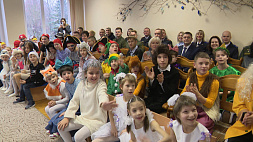 Воспитанников минского детского дома № 3 поздравили с наступающим Новым годом