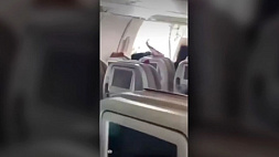 В самолете Asiana Airlines  во время полета открылась дверь - видео очевидцев