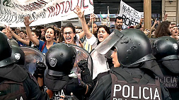 Столкновения на протестах в Аргентине - демонстранты недовольны урезанием финансирования сферы искусства