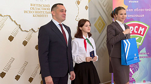Паспорта из рук Александра Субботина получили 22 школьника из разных районов Витебской области