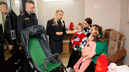 Акция "Наши дети": сотрудники МВД подарили 9-летней минчанке инвалидную коляску