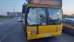 В Минске пешеход перелез через ограждение и попал под автобус