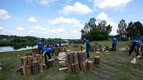 Колка дров "по-президентски": необычный челлендж объединил спасателей Витебского региона