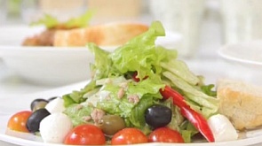 Зеленый салат с тунцом, томатами и мини моцареллой, курочка "По-охотничьи" и суп "Таратор"