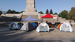 В Болгарии люди встали на круглосуточную защиту памятника Советской армии 