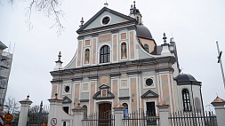 Завершена реставрация фасадов костела Божьего Тела (Фарного) в Несвиже, прихожане готовятся к Рождеству