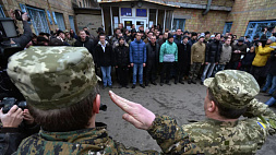 Угрожают оружием и вытаскивают из постели. Как украинцев призывают в армию?