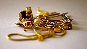 Новая схема развода - минчанин сдавал в ювелирные магазины дешевые украшения под видом золотых