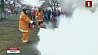 На тренировочном сборе студенты тушили пожар, примеряли водолазный костюм и выбирались из дымовой комнаты