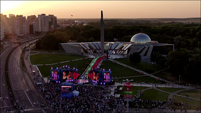 У стелы "Минск - город-герой" начался гала-концерт "Формула мира" - на сцене будет много премьер