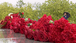 Белорусы с гордостью и благодарностью несут цветы к обелискам и мемориальным комплексам