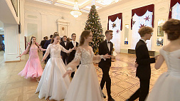 Рождественский бал для лучших учеников Первомайского района Минска состоялся в Молодежном театре