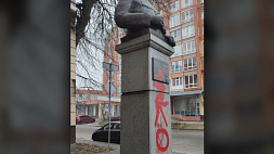 В Полтаве осквернили памятники советским генералам 