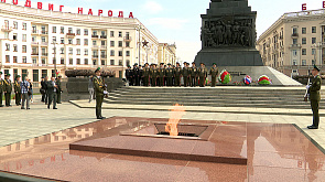В честь Дня пограничника в Минске военнослужащие возложили цветы к памятным местам