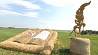 Соломенные скульптуры захватили поля Минской области. Чем удивляют аграрии?