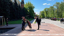 Венок от посольства Беларуси возложили к Могиле Неизвестного Солдата в Москве