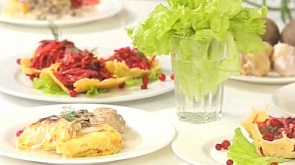 Праздничный салат в сырной корзинке и свинина в сливочном соусе с грибами и гульбишником