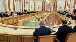 Президент Беларуси: Наша молодежь должна учиться и работать здесь