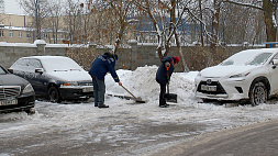 Около 140 единиц техники и почти 2 тыс. человек задействовано в Минске на уборке снега во дворах