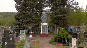 Накануне 9 Мая мемориалы утопают в цветах: местом поклонения стала братская могила в Радошковичах