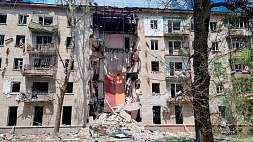 В Луганске после удара ВСУ обвалился подъезд пятиэтажного жилого дома, десятки человек ранены