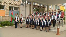 В учреждениях образования Минска стартовала патриотическая акция "Символы Беларуси - символы мира"