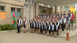 В учреждениях образования Минска стартовала патриотическая акция "Символы Беларуси - символы мира"
