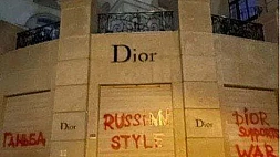 В Киеве березы разозлили вандалов и они разрисовали фасад бутика