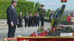 Петр Порошенко возложил цветы к могиле Неизвестного солдата и Вечному огню