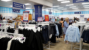 Сезон покупок на школьных ярмарках. В торговых центрах Беларуси и на маркет-плейсах представлен широкий ассортимент одежды