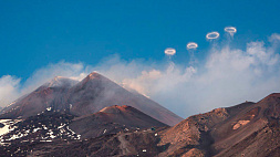 Вулкан Этна выпускает живописные кольца