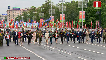 Шэсце "Беларусь памятае". Тысячы людзей прайшлі па праспекце Незалежнасці. Да іх далучыўся Аляксандр Лукашэнка