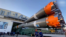 На Байконуре идет установка на старт ракеты корабля, на котором белоруска полетит на МКС