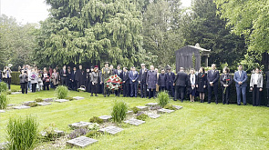 Белорусские дипломаты возлагают цветы и венки к мемориалам павшим воинам за рубежом, проводят памятные акции