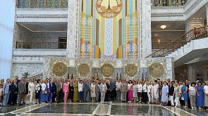 Более сотни медработников со всей Беларуси приехали в Минск на экскурсию во Дворце Независимости