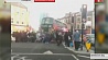 В Лондоне десятки горожан подняли автобус и спасли человека